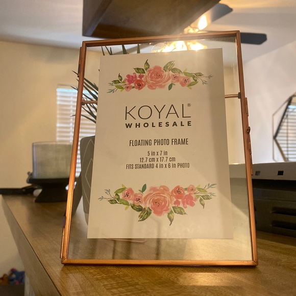 Rose Gold 5x7” Floating Photo Frame - Picture 1 of 3